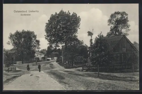 AK Uekeritz, Dorfstrasse mit Reetdachhäusern