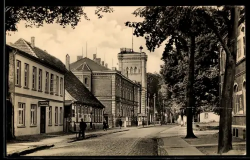 AK Dargun /Meckl., Strassenpartie mit Rathaus