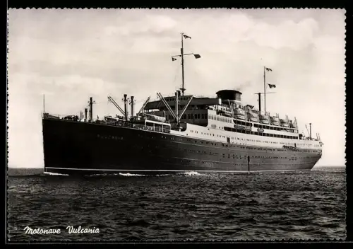 AK Italienisches Passagierschiff Vulcania in Fahrt in ruhiger See