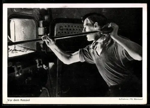 AK Matrose der Kriegsmarine heizt den Kessel eines Kriegsschiffes an, Stoker