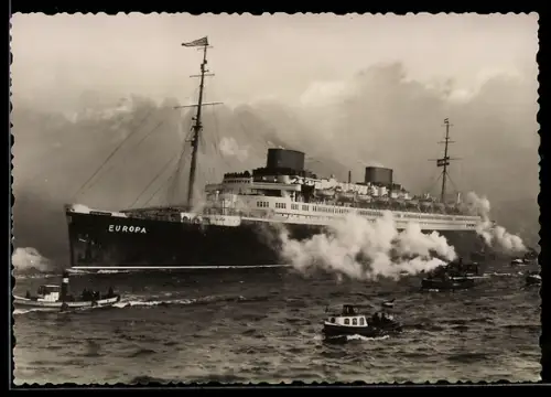 AK Passagierschiff Europa vom Norddeutschen Lloyd Bremen mit Barkassen bei der Ausfahrt