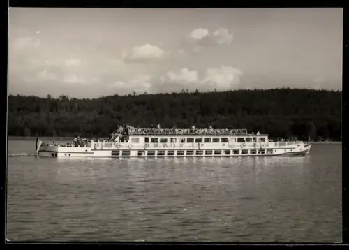 AK Fahrgastschiff M.S. Cecilienhof der Weissen Flotte Postdam nahe dem Ufer, Binnenschiff