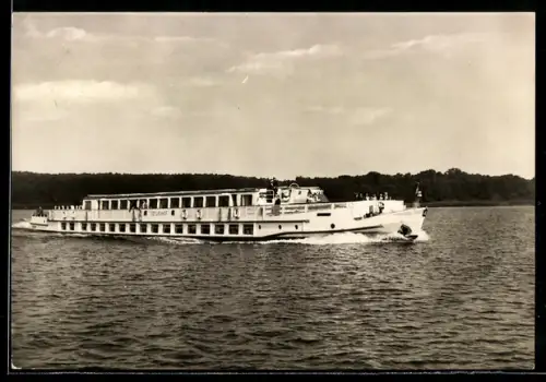 AK Fahrgastschiff M.S. Cecilienhof der Weissen Flotte Potsdan hohe Fahrt laufend, Binnenschiff