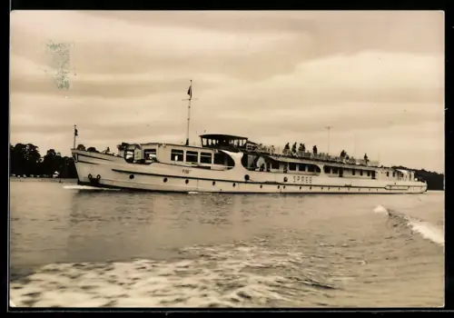 AK Fahrgastschiff M.S. Spree der Weissen Flotte Berlin nahe dem Ufer, Binnenschiff