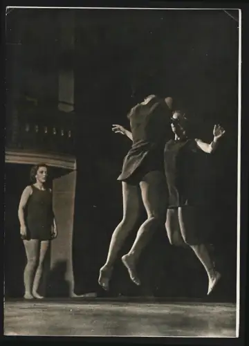 Fotografie Ansicht Wien, Gymnastikschule Medan, Springen und Laufen, Zwei Frauen bei der Gymnastik