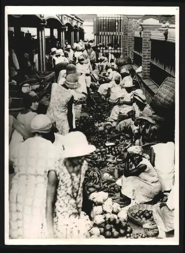 Fotografie unbekannter Fotograf, Ansicht Jamaica, Obst- und Gemüsemarkt mit Marktfrauen