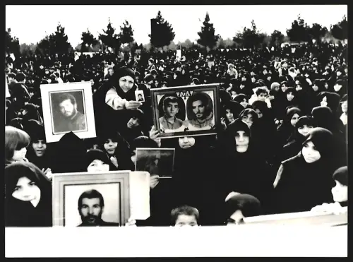 Fotografie Iranische Frauen im traditionellen Schador während einer Feier zum 8. Jahrestag der Revolution in Teheran