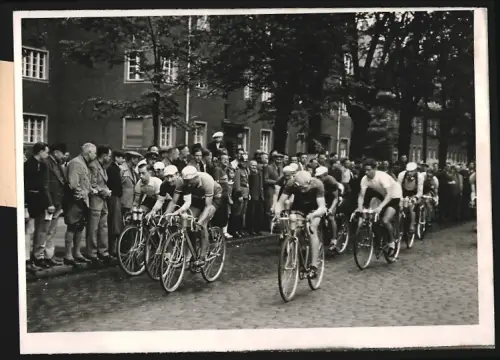 Fotografie Ansicht Berlin-Treptow, Neue Krugallee, Radrennfahrer auf der Fahrt 1941