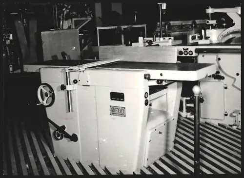 Fotografie Abricht- und Dickhobelmaschine des Werkes Fod in Bydgoszoz, ausgestellt auf der Hannover-Messe, 18 x 25cm