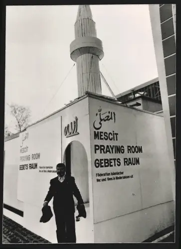 Fotografie Mann vor dem Gebetsraum der Föderation Islamischer Ver. und Gem. in Niedersaksen e. V.