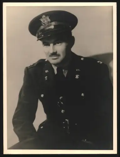 Fotografie Soldat in Uniform im Porträt, Grossformat 25 x 19cm