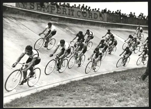 Fotografie Kreismeisterschaften der Radfahrer am Sportopfertag, Hochbetrieb auf der Stadionbahn