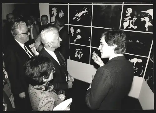 Fotografie Kunsthistorikerin Evelyn Weiss und Walter Smerling erläutern ein Bild von Thomas Lehnerer
