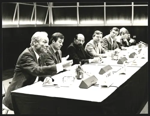 Fotografie Willy Brandt mit anderen an einem Tisch sitzend
