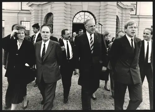 Fotografie Weizsäcker, Kohl und Diepken zusammen vor einem Gebäude