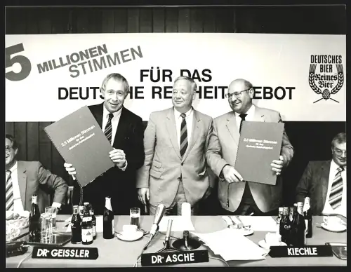 Fotografie Dr. Geissler, Dr. Asche und Kiechle mit den 2,5 Millionen Stimmen für das Deutsche Reinheitsgebot