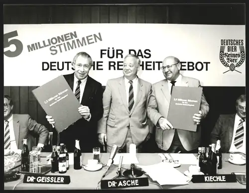 Fotografie Dr. Geissler, Dr. Asche und Kiechle, 2,5 Millionen Stimmen für das Deutsche Reinheitsgebot
