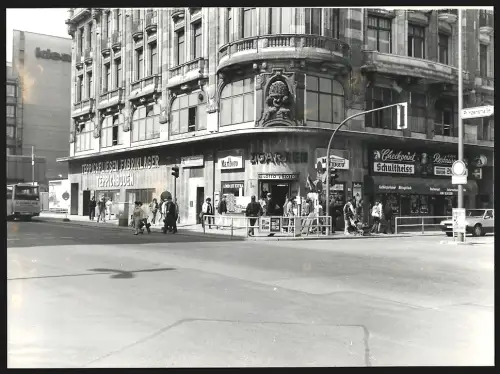 Fotografie Ansicht Berlin, Checkpoint Charlie, Restaurant und Cafe, Prinzenstrasse, Teppichfliesen Fabriklager, Omnibus