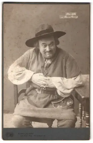 Fotografie A. Mocsigay, Hamburg, Schauspieler Alex Otto im Stück Hans Lange, Bühnenkostüm
