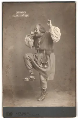 Fotografie A. Mocsigay, Hamburg, deutscher Schausspieler Alex Otto im Stück Hans Lange