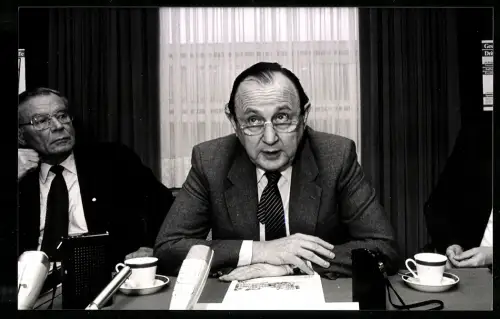 Fotografie FDP Politiker Hans-Dietrich Genscher bei einer Pressekonferenz