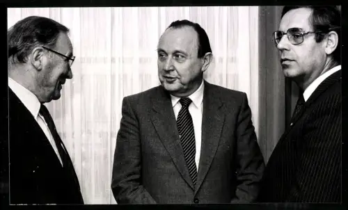Fotografie Hans-Dietrich Genscher im Anzug mit gestreifter Krawatte