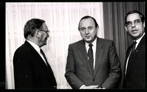 Fotografie Hans-Dietrich Genscher nebst Beratern