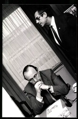 Fotografie Hans-Dietrich Genscher Politiker der FDP in nachdenklicher Pose