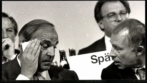 Fotografie Bundeskanzler Helmut Kohl wischt sich den Schweiss von der Stirn