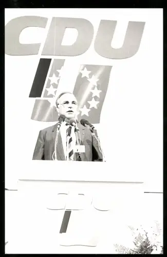 Fotografie Bundeskanzler Helmut Kohl spricht auf einem Parteitag