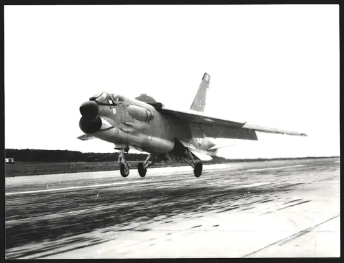 Fotografie Flugzeug Vought A-7 Corsair beim Landenanflug, Kampfflugzeug