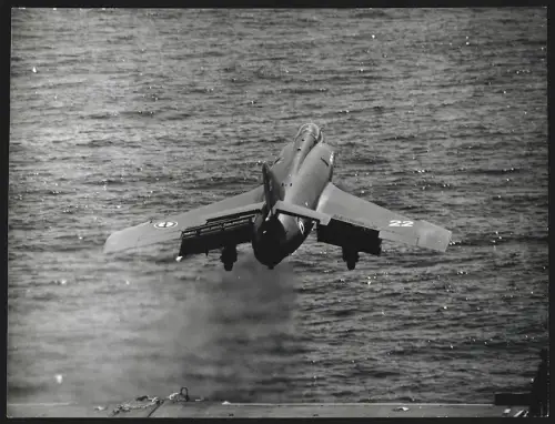 Fotografie Flugzeug Dassault Etendard beim Stadt vom französ. Flugzeugträger Clemenceau, Jagdflugzeug