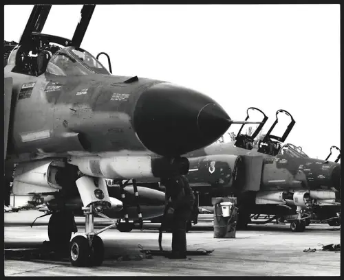 Fotografie Flugzeug Douglas F-4 Phantom der USAF auf Fliegerhorst, Jagdflugzeug und Jagdbomber