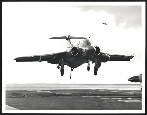 Fotografie Flugzeug Blackburn Buccaneer bei Ladung auf dem Flugzeugträger HMS Ark Royal, Kampfflugzeug, 1977