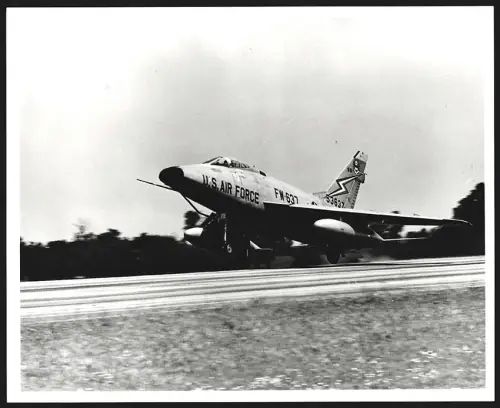 Fotografie Flugzeug North American F-100 der USAF beim Start, Kampfflugzeug, Kennung 53637