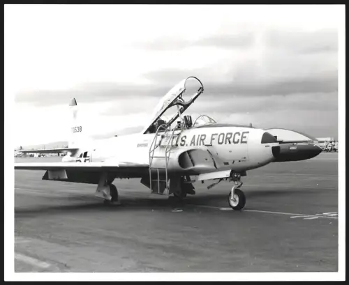 Fotografie Flugzeug Lockheed T-33 der USAF auf Flugfeld, Trainingsflugzeug, Kennung 70538