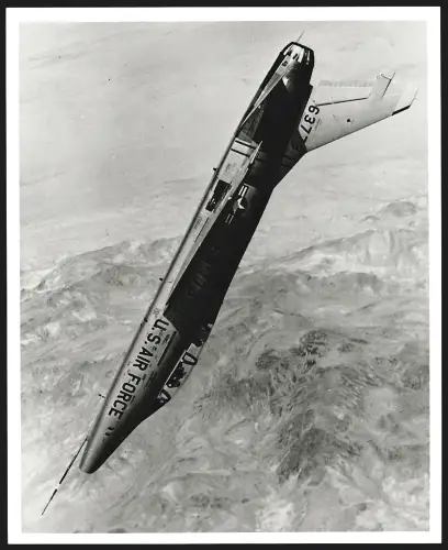 Fotografie Flugzeug North American F-100 Super Sabre der USAF im Fluge, Jagdflugzeug, Kennung 63773