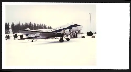Fotografie Flugzeug Douglas DC-4 der finnischen Luftstreitkräfte auf verschneitem Fliegerhorst, Transportflugzeug