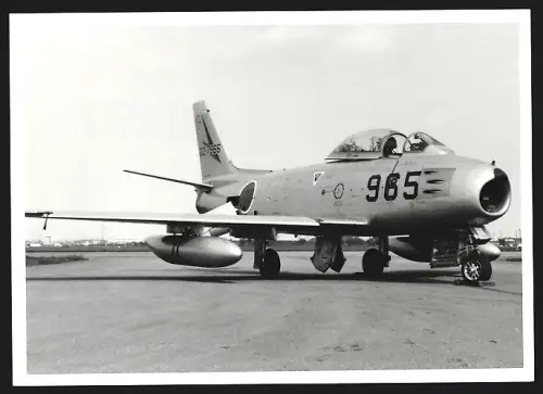 Fotografie Flugzeug North American F-86F Sabre auf Flugfeld, Abfang- und Erdkampfflugzeug, Kennung 02-7965