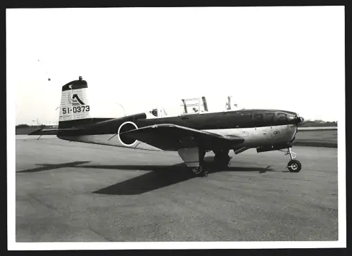 Fotografie Flugzeug T-34 der japanischen Luftstreitkräfte auf Flugpiste, Schulflugzeug für Anfänger, Kennung 51-0373