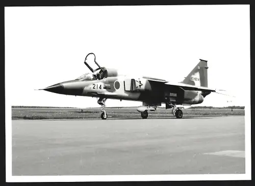 Fotografie Flugzeug Mitsubishi F-1 auf Flugfeld, Jagdflugzeug japanischer Entwicklung, Kennung 80-8214