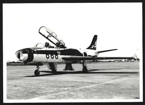 Fotografie Flugzeug Fuji T-1 auf Flugfeld, strahlgetriebenes Schulflugzeug japanischer Entwicklung