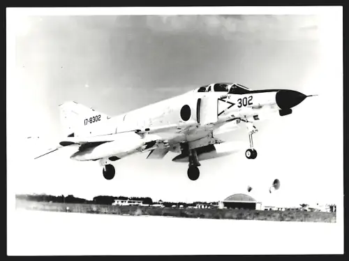 Fotografie Flugzeug Douglas F-4 Phantom der japanischen Luftstreitkräfte beim Start, Kampfflugzeug, Kennung 17-8302