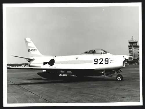 Fotografie Flugzeug North American F-86 Sabre des akrobatischen Flug-Teams Blue Impulse, Kennung 92-7929