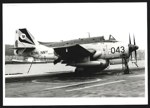 Fotografie Flugzeug Fairey Gannet AEW.3. XL471, RAF Seeaufklärer an Deck von Flugzeugträger HMS Eagle
