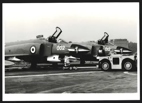 Fotografie Flugzeug Douglas F-4 Phantom, No. 77 Squadron Royal Navy 002 & 012