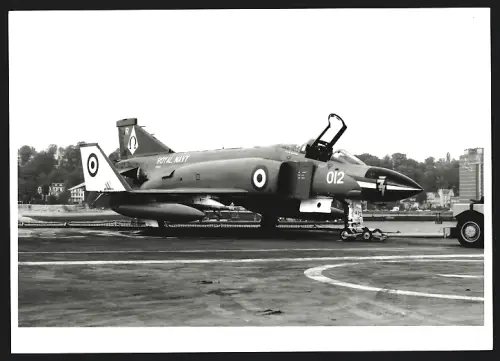 Fotografie Flugzeug Douglas F-4 Phantom, No. 77 Squadron Royal Navy 012