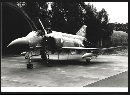 Fotografie Flugzeug Douglas F-4 Phantom der USAF 7640 neben Jasta Hangar
