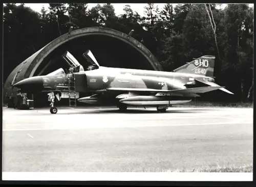 Fotografie Flugzeug Douglas F-4 Phantom USAF 66640 neben Jagdflugzeug Bunker