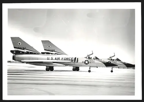 Fotografie Flugzeug Convair F-106 Delta Dart, Abfangjäger der USAF 60767 & 60465